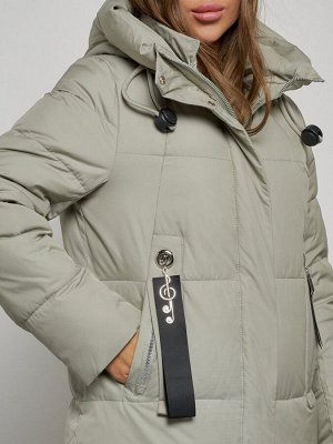 Пальто утепленное молодежное зимнее женское зеленого цвета 52351Z