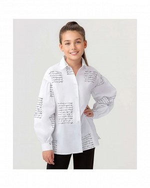 Блузка Рубашка прямого кроя белого цвета на пуговицах для девочки с текстовым принтом. Модель сшита из хлопкового текстильного полотна с добавлением нейлона и эластана. Такой материал позволит телу ды