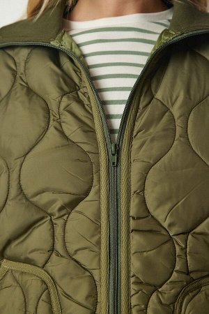 Женское стеганое пальто цвета хаки с карманами и водолазкой DZ00094