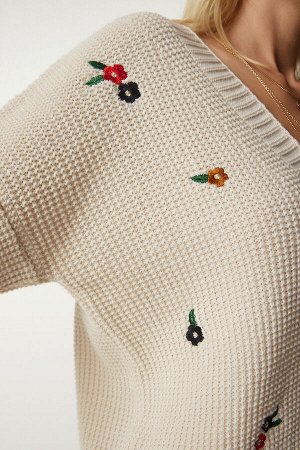 Женский трикотажный кардиган на пуговицах кремового цвета с цветочной вышивкой KG00005