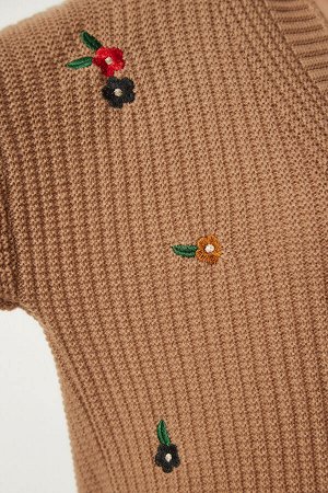 Женский трикотажный кардиган на пуговицах с вышивкой бисквитного цвета KG00004
