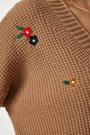 Женский трикотажный кардиган на пуговицах с бисквитной цветочной вышивкой KG00005