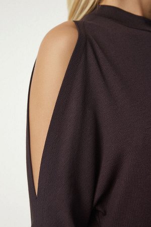 Женская темно-коричневая трикотажная блузка с высоким воротником и открытыми плечами UB00152