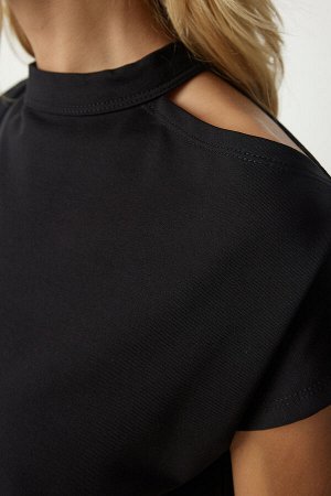 Женское черное трикотажное платье с открытыми плечами и поясом UB00176