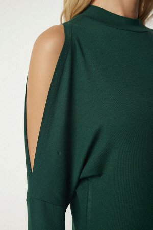 Женская изумрудно-зеленая трикотажная блузка с высоким воротником и декольте UB00152