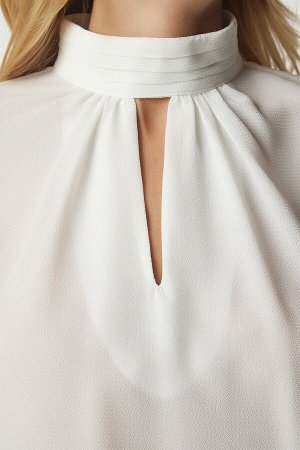 Женская белая струящаяся блузка из крепа с окном UB00154