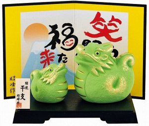 MATSUMOTO - фигурки зеленых драконов на подставке с ширмой