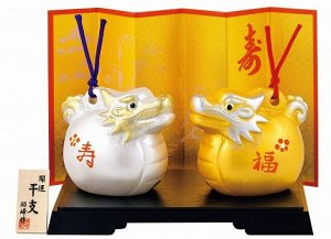 MATSUMOTO - фигурки белого и зеленого драконов на подставке и с ширмой