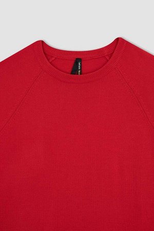 Красный свитер обычного кроя с круглым вырезом