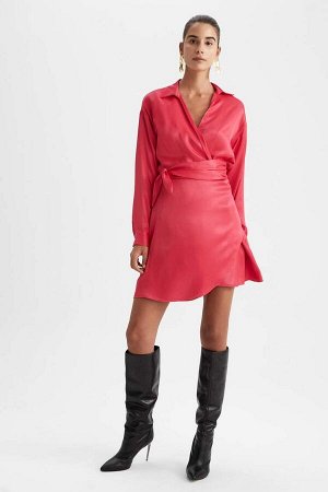 Красное базовое атласное мини-платье с воротником рубашки и поясом до половины рукава