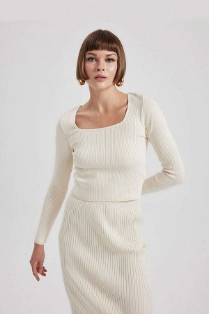 Приталенный свитер в рубчик с квадратным вырезом