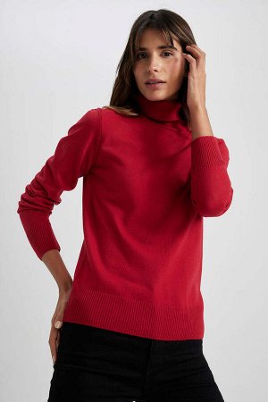 Красный свитер с водолазкой обычного кроя