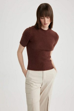 Приталенный свитер в рубчик с круглым вырезом
