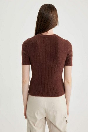 Приталенный свитер в рубчик с круглым вырезом