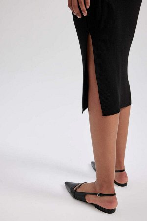 Приталенная юбка-миди с разрезом в рубчик