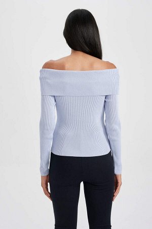 Приталенный свитер в рубчик с открытыми плечами