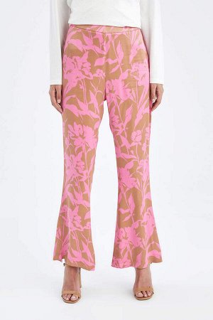 Атласные брюки с расклешенными штанинами и цветочным принтом
