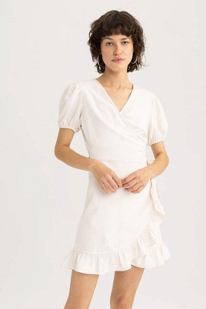 Льняное мини-платье с короткими рукавами и запахом шеи