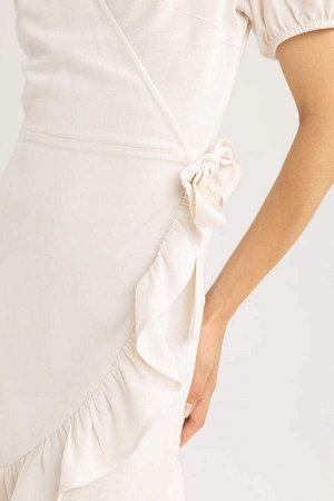 Льняное мини-платье с короткими рукавами и запахом шеи