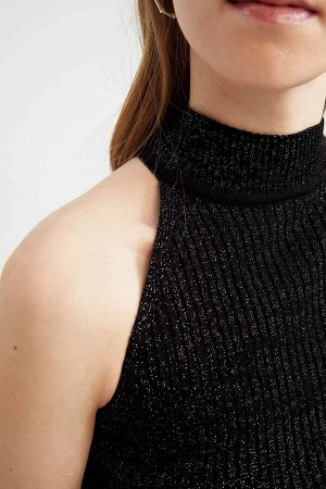 Приталенный свитер в рубчик с полуводолазкой