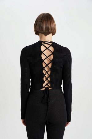 Приталенный свитер в рубчик с открытой спиной и круглым вырезом