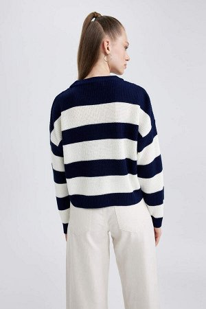 Крутой свитер оверсайз в полоску с круглым вырезом