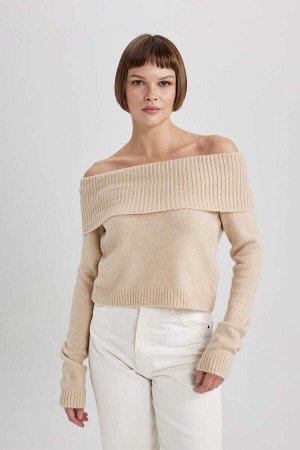 Приталенный свитер с открытыми плечами