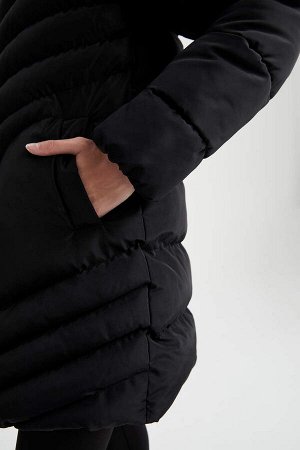 Водоотталкивающее ветрозащитное пальто приталенного кроя со съемным капюшоном DeFactoFit