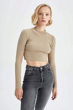 Приталенный свитер с полуводолазкой