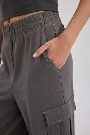 Прохладные спортивные штаны прямого кроя из тонкой ткани с карманами-карго