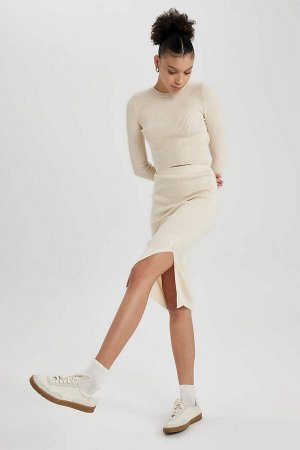 Прохладная трикотажная юбка-миди приталенного кроя с разрезом