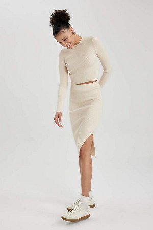 Прохладная трикотажная юбка-миди приталенного кроя с разрезом