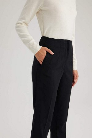 Короткие брюки узкого кроя с карманами и высокой талией
