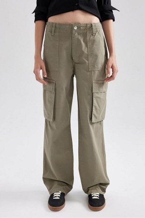 Стандартные брюки из габардина прямого кроя с карманами-карго