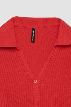 Приталенный свитер в рубчик с воротником-поло