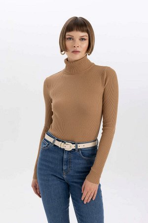 Приталенный свитер в рубчик с высоким воротником