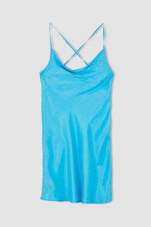 Синее атласное платье миди с открытыми плечами и перекрещивающейся спиной, украшенное веревочными бретелями