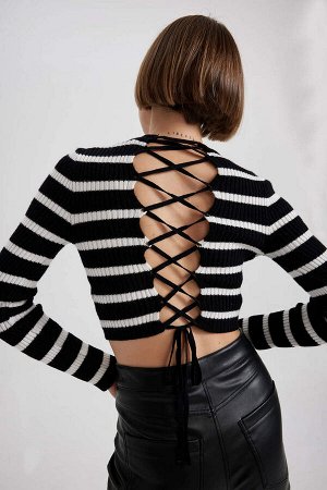 Приталенный полосатый свитер в рубчик с круглым вырезом и открытой спиной