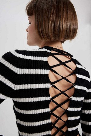 Приталенный полосатый свитер в рубчик с круглым вырезом и открытой спиной