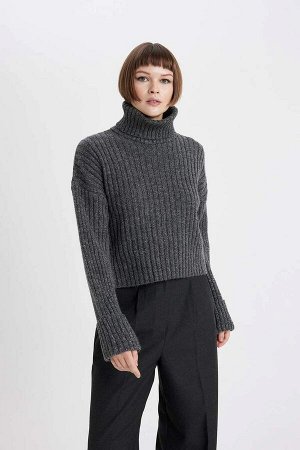 Укороченный свитер в рубчик с высоким воротником