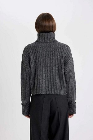 Укороченный свитер в рубчик с высоким воротником