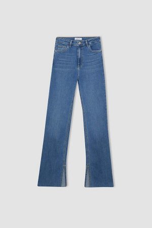 Узкие расклешенные длинные джинсовые брюки с высокой талией и прямыми расклешенными штанинами