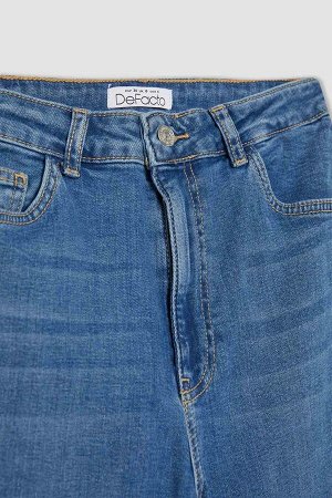 Узкие расклешенные длинные джинсовые брюки с высокой талией и прямыми расклешенными штанинами