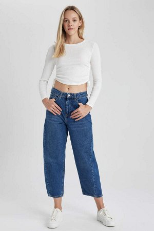 Узкие джинсовые брюки длиной до щиколотки с высокой талией и морковкой