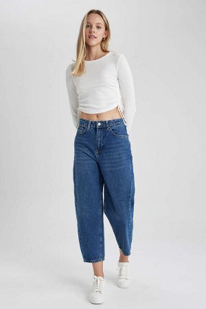 Узкие джинсовые брюки длиной до щиколотки с высокой талией и морковкой