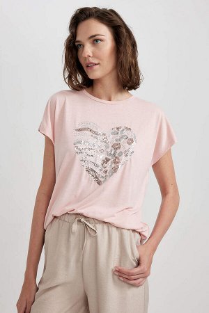 Традиционная футболка с короткими рукавами и круглым вырезом в форме сердца