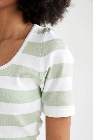 Облегающий трикотажный свитер в полоску с круглым вырезом и короткими рукавами