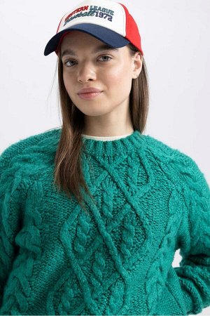 Зеленый свитер с круглым вырезом