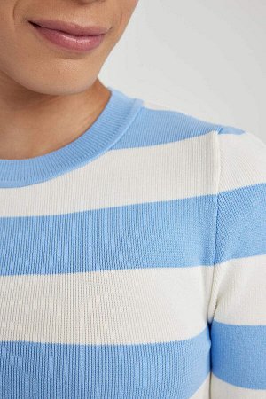 Крутой полосатый свитер с круглым вырезом приталенного кроя