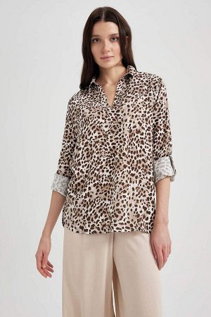 Блуза стандартного кроя со свободным вырезом и леопардовым узором, длинными рукавами
